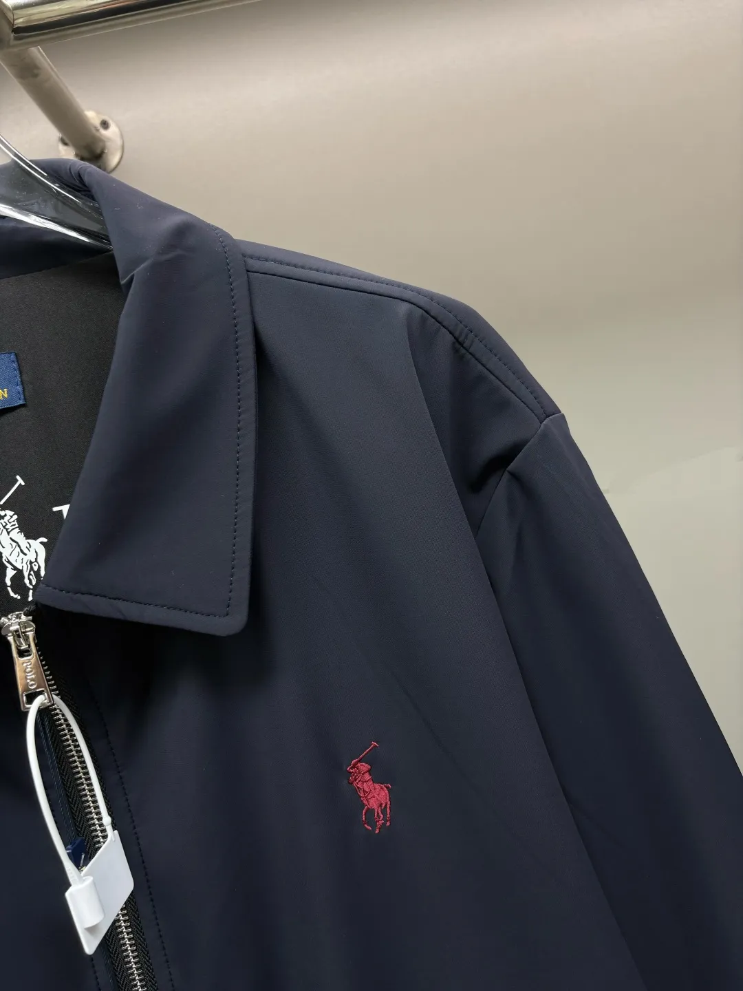P560 POLO Ralph Lauren new embroidered cotton jacket Original fabric Original accessories Official same style Made of imported polyester fabric, custom-made dyed in the same vat, very comfortable and smooth to the touch Very wide and stylish, does not deform after long-term wear Produced by a first-line brand OEM factory Imported Behringer embroidery machine Full and textured embroidery Latest autumn and winter style Fashionable and individual Super versatile and good-looking one Very suitable for both men and women A must-have for everyone Color: Black Royal blue khaki Size: L-4XL